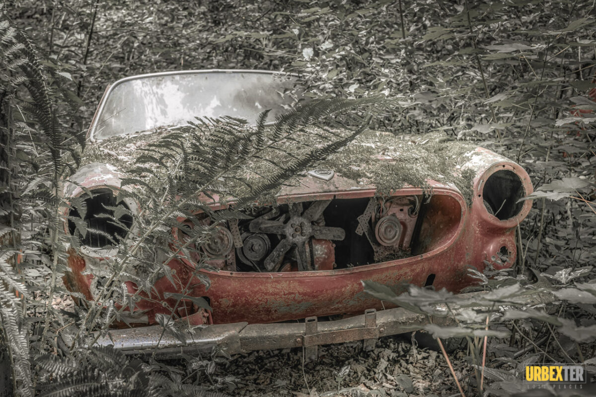 URBEXTER - Lost Place Fotografie - Since 2015 | Der Volvo Wald: Eine vergessene Welt voller rostiger Schätze in Belgien