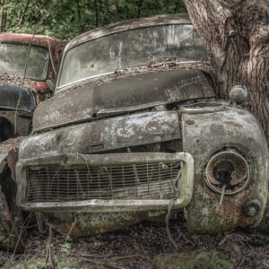 URBEXTER - Lost Place Fotografie - Since 2015 | Der Volvo Wald: Eine vergessene Welt voller rostiger Schätze in Belgien